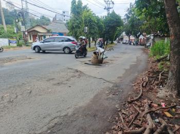 Bikin Celaka, Warga Tutup Jalan Berlubang Pake Tong Kosong di Ruas Jl. P. Emir M. Noer Bandar Lampung 